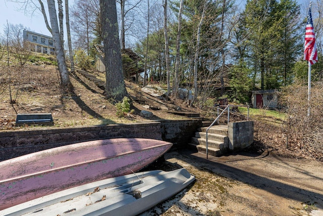 view of yard featuring an outdoor structure and a shed