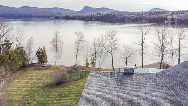 water view with a mountain view