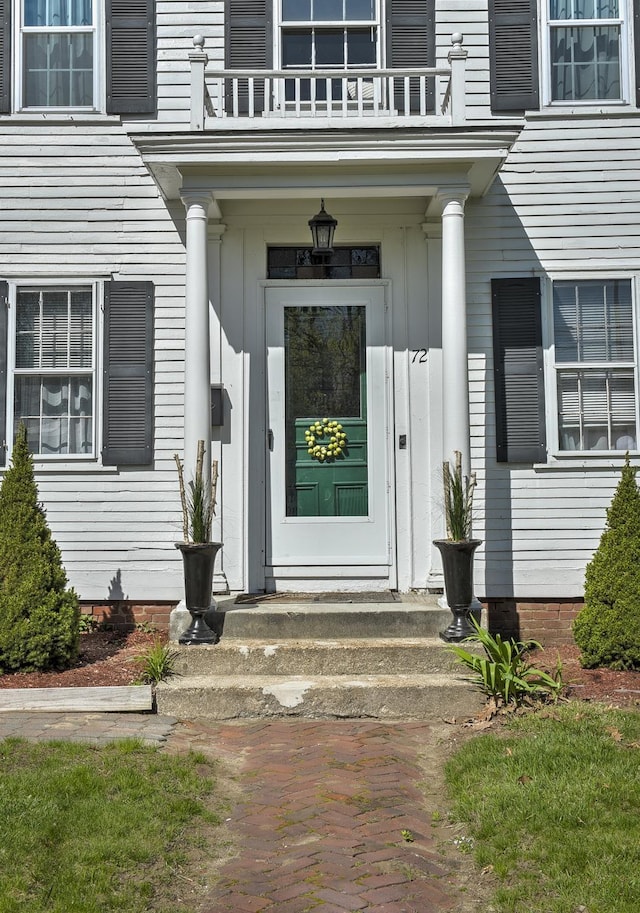 entrance to property featuring a balcony