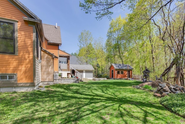 view of yard featuring an outbuilding