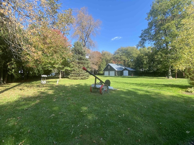 view of yard featuring an outbuilding