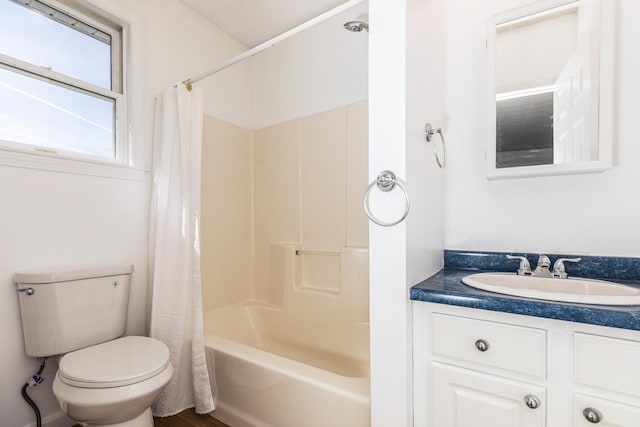 full bathroom featuring toilet, shower / bath combo with shower curtain, and vanity