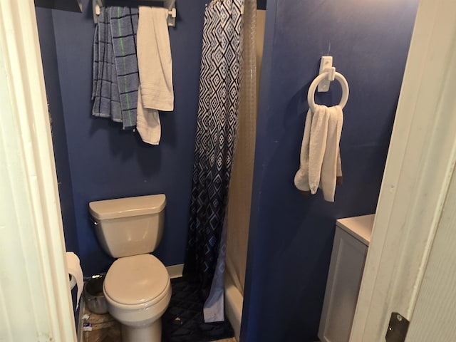 full bath featuring vanity, toilet, and a shower with shower curtain