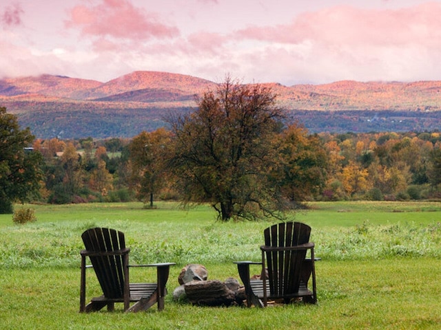 view of yard featuring a rural view and a mountain view