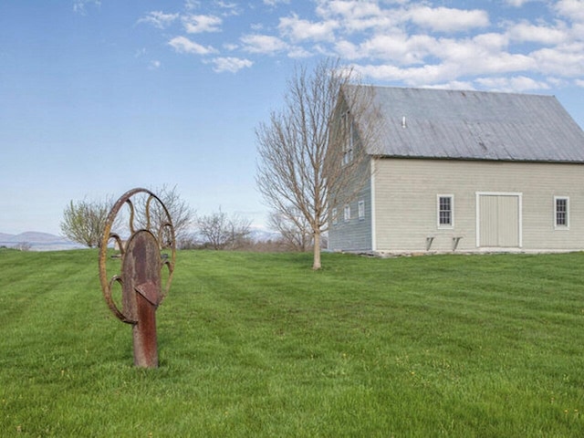 view of yard featuring an outbuilding