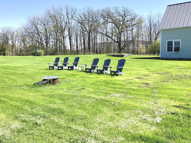 view of yard featuring an outdoor fire pit