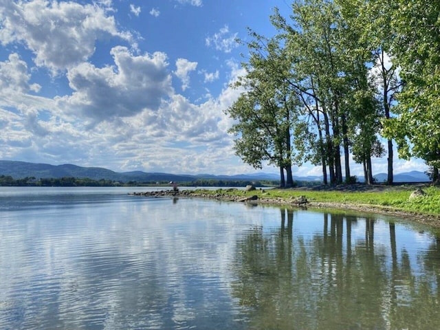 water view with a mountain view