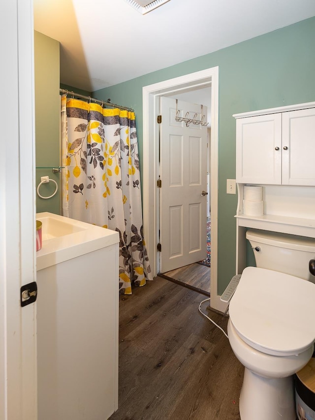 full bathroom featuring vanity, a shower with curtain, toilet, and wood finished floors
