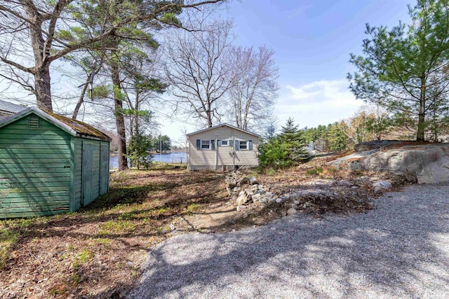 view of yard with an outdoor structure