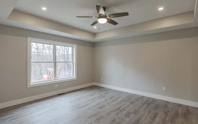 spare room with visible vents, wood finished floors, baseboards, ceiling fan, and recessed lighting