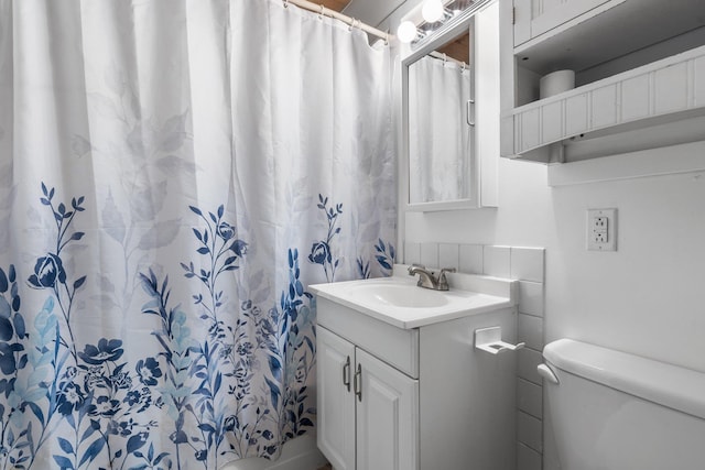 bathroom with toilet, a shower with shower curtain, and vanity
