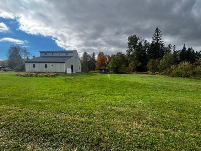 view of yard featuring an outbuilding