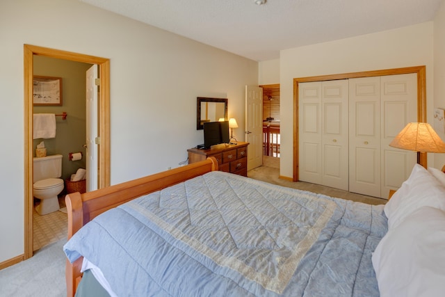 16 Riverfront Dr Unit 292, Woodstock, NH 03262 - bedroom featuring carpet floors, connected bathroom, and a closet