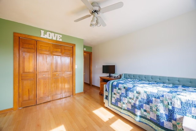 bedroom featuring light wood-style flooring, baseboards, and ceiling fan