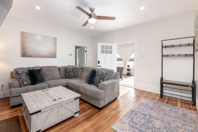 living area featuring light wood-style flooring, ceiling fan, and recessed lighting