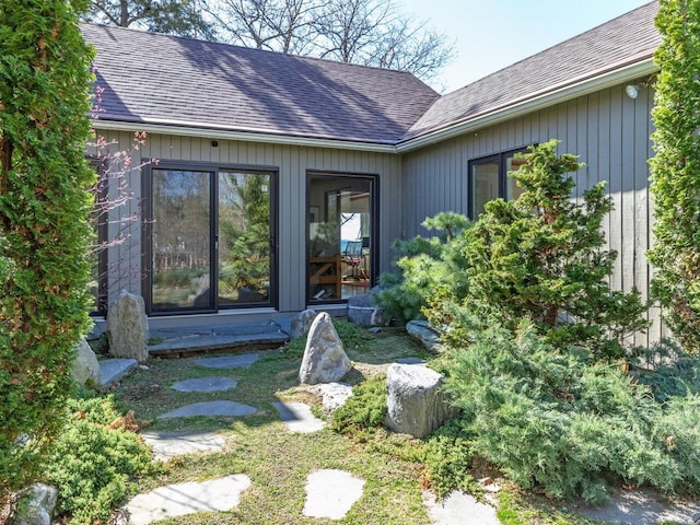 25 Oakledge Dr, Burlington, VT 05401 - view of home's exterior with a shingled roof