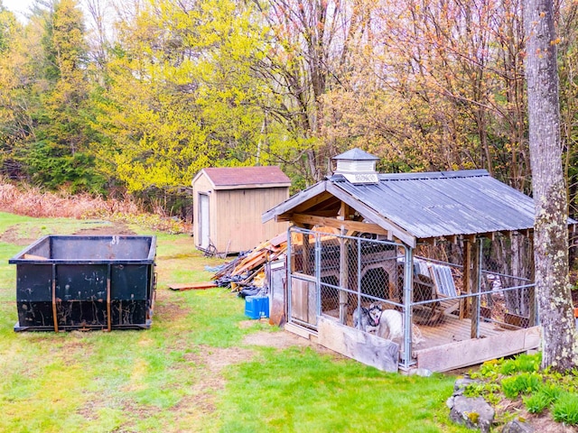 view of yard with an outdoor structure