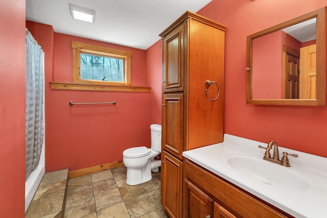 bathroom with toilet, a shower with shower curtain, baseboards, and vanity