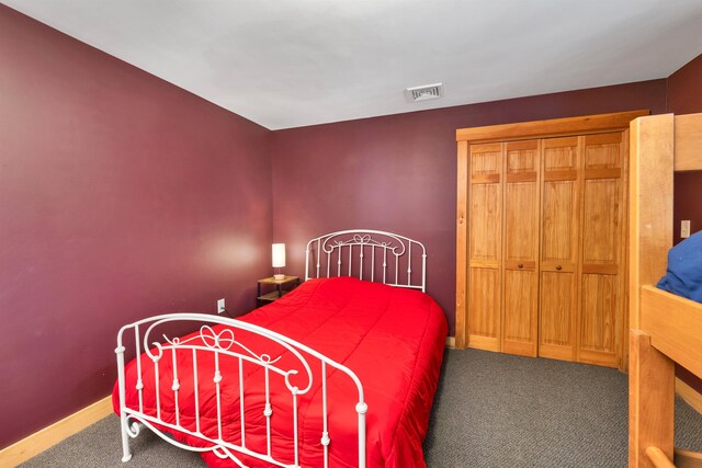 bedroom with carpet, baseboards, and visible vents