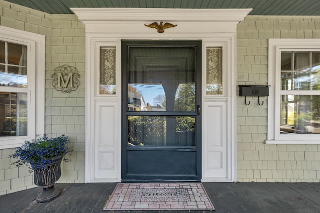 entrance to property featuring a porch