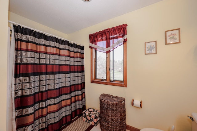 390 Bear Hill Rd, Loudon, NH 03307 - full bathroom featuring toilet, a shower with curtain, and baseboards