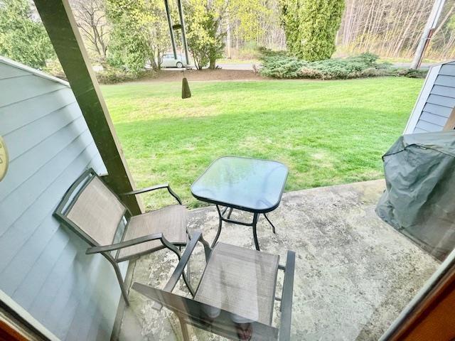 view of yard with a patio