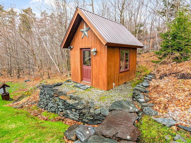 view of outdoor structure with an outbuilding