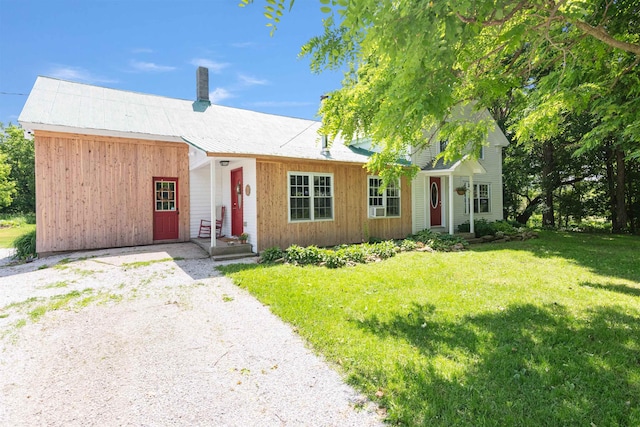 view of front of house with a front lawn