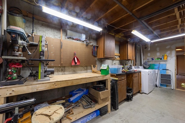 storage room featuring washing machine and clothes dryer
