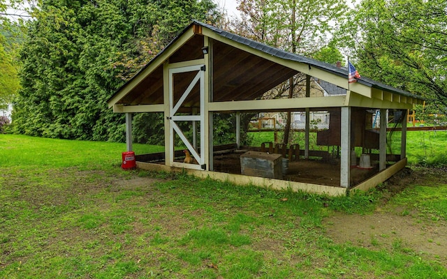 view of poultry coop featuring a lawn