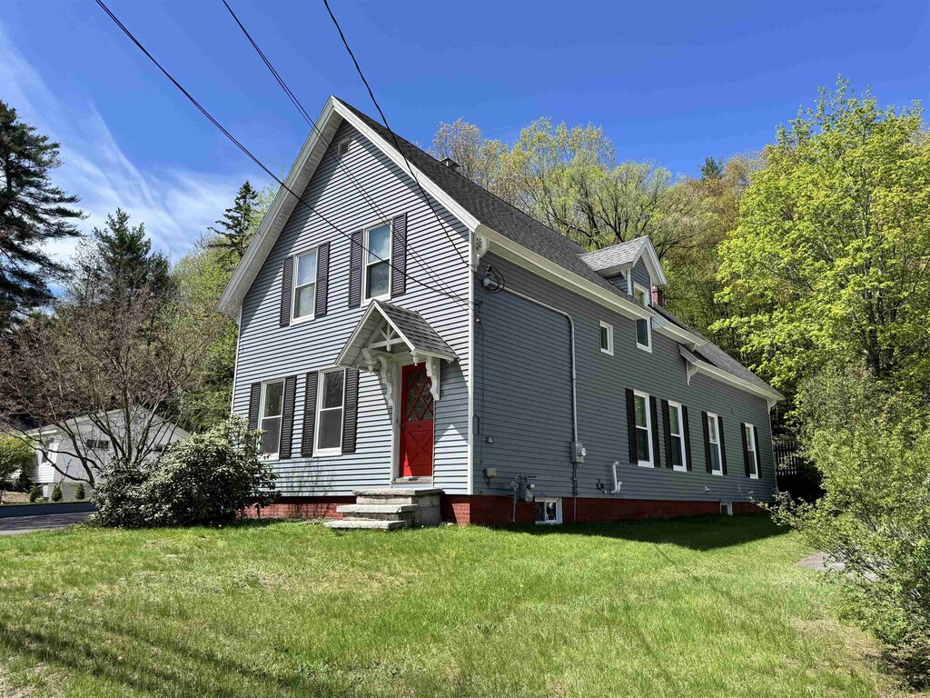 553 N State St, Concord, NH 03301 - view of front of property featuring a front lawn