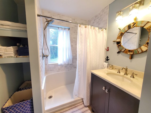 full bathroom featuring a shower with shower curtain and vanity