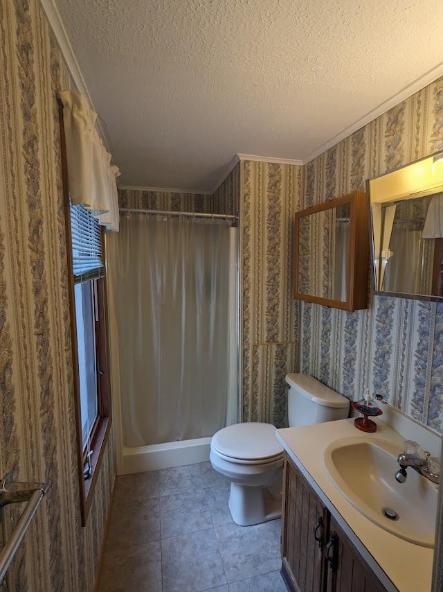 full bath with a textured ceiling, curtained shower, toilet, vanity, and wallpapered walls