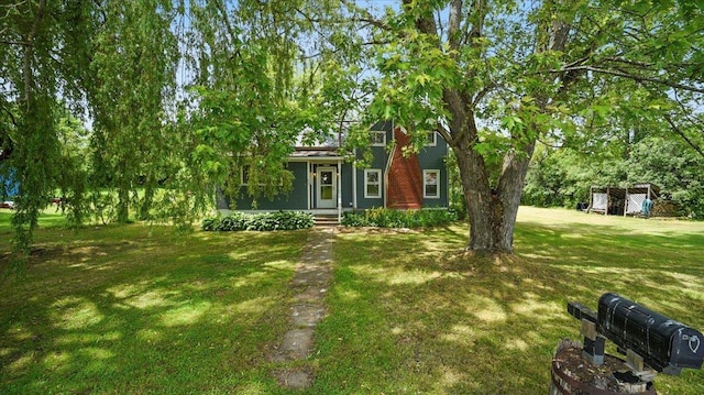 view of front of property featuring a front yard