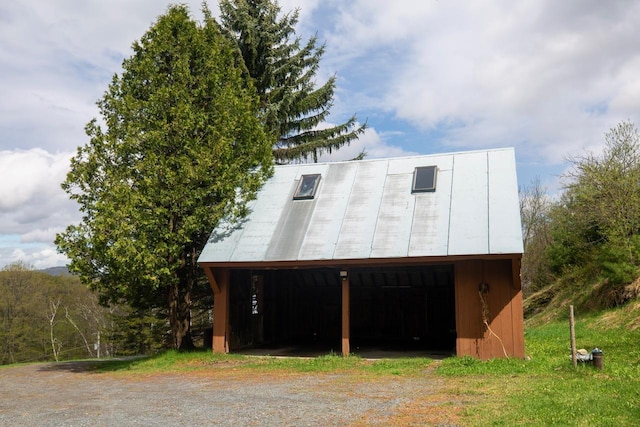 garage featuring gravel driveway