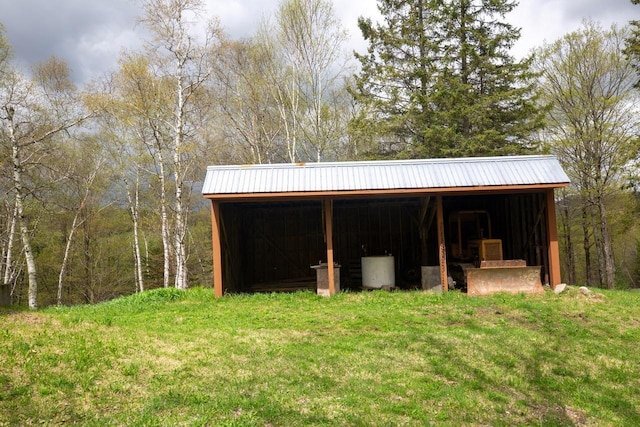 view of pole building featuring a lawn