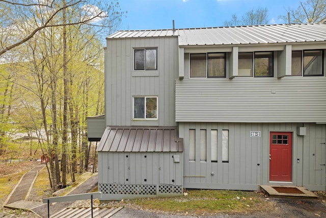 28 Fox Run Rd Unit 1And 2, Lincoln, NH 03251 - rear view of property featuring metal roof