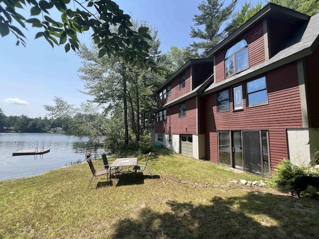 view of grassy yard featuring a water view