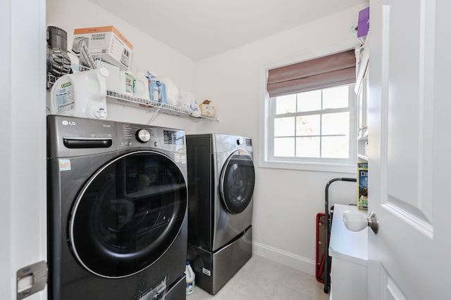 81 Spaulding Rd, Fremont, NH 03044 - clothes washing area featuring washing machine and clothes dryer and baseboards