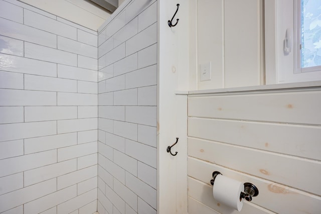 bathroom featuring tiled shower