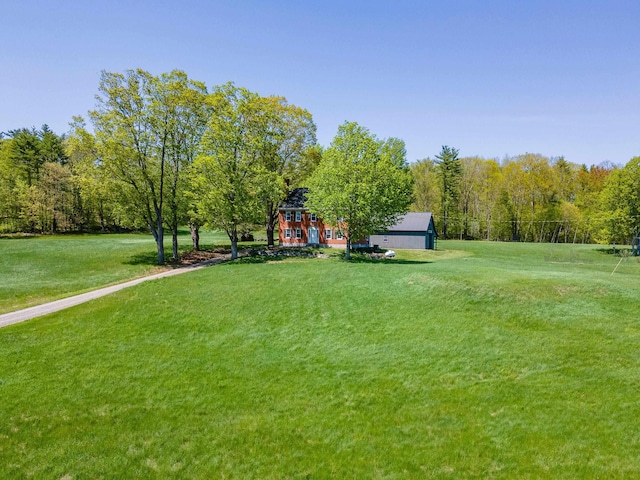 view of grassy yard with an outdoor structure