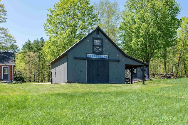 view of barn featuring a yard