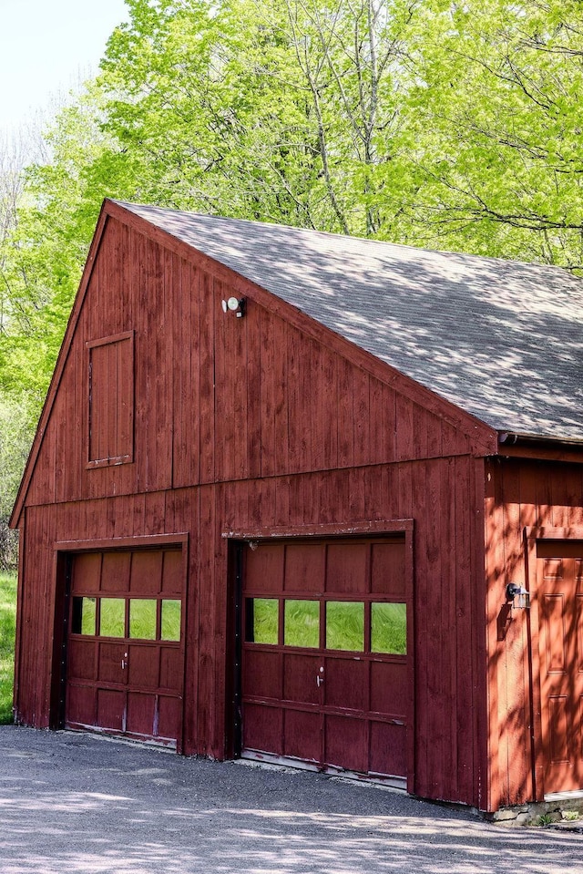 view of detached garage