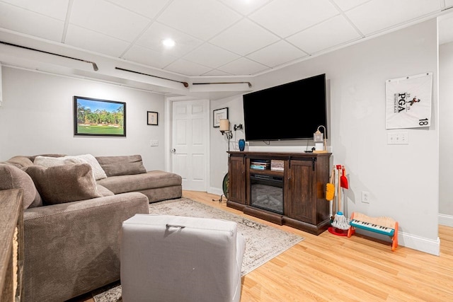 living area featuring light wood-type flooring, baseboards, and recessed lighting