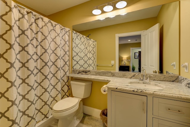 full bath featuring toilet, vanity, curtained shower, and wood finished floors