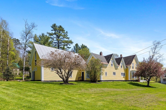 view of front of house featuring a front lawn