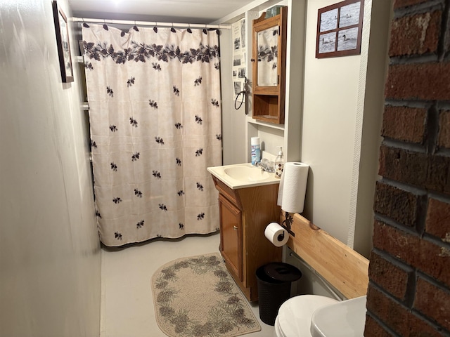 bathroom featuring toilet, curtained shower, and vanity