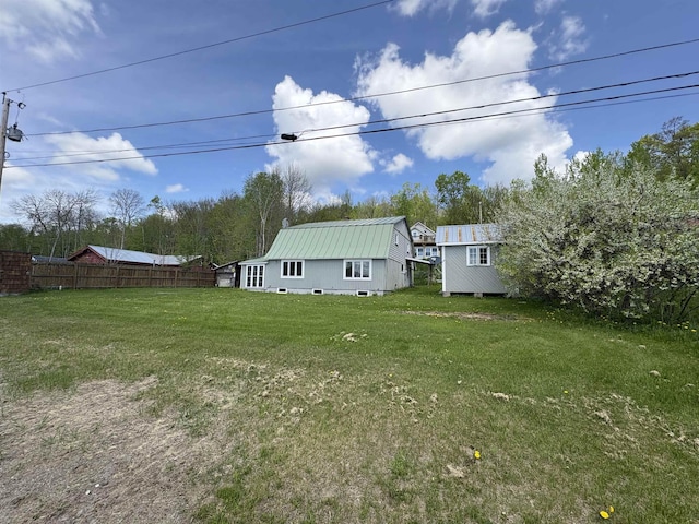 view of yard with an outbuilding