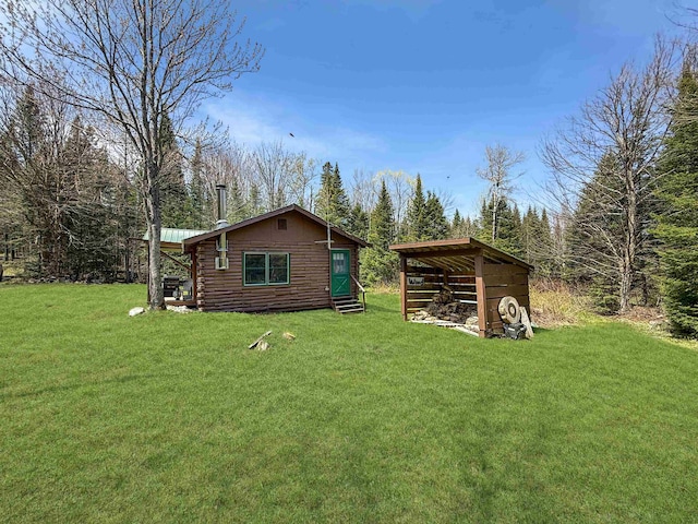view of grassy yard with an outbuilding