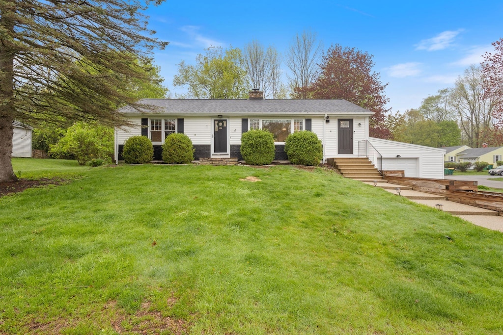 4 Thomas St, Rochester, NH 03867 - single story home featuring entry steps, a chimney, a front yard, and driveway